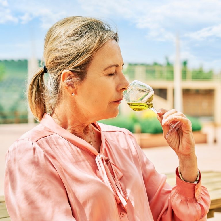 cata aceite de oliva, aove, degustacion aove, aceite de jaen, igp, oleoturismo jaen, turismo jaen, experiencia jaen