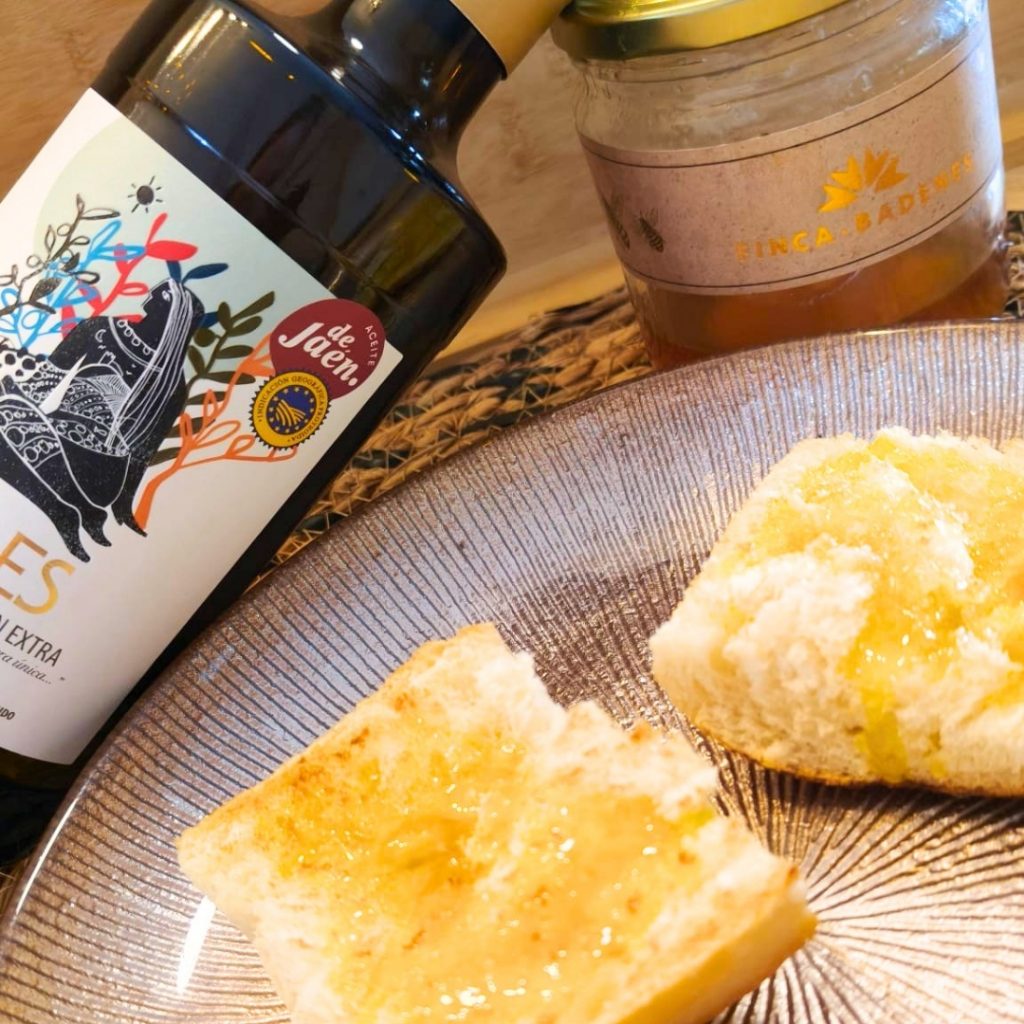miel de mil flores, abejas, biodiversidad, sostenibilidad, olivar, lavanda, romero, desayuno jaen, aove, aires de jaen, finca badenes
